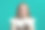 女孩在哭。绿色背景的特写图片下载