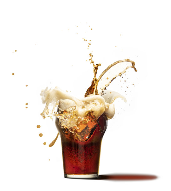 冰块落入啤酒杯，溅起巨大的泡沫。白色底色的黑啤酒杯。艺术，创意，时刻，细节图片下载