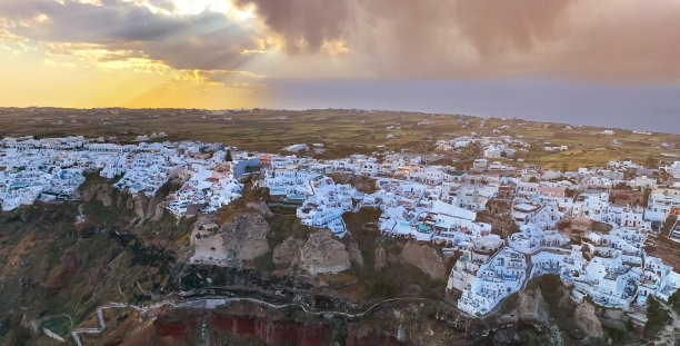 希腊圣托里尼岛苏比姆的鸟瞰图。图片广场视图日落天空场景传统的基克拉迪圣托里尼房屋背景图片下载