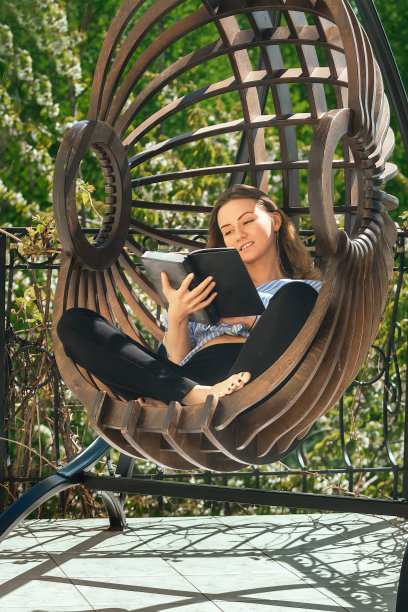 小女孩在阳台上看书图片下载