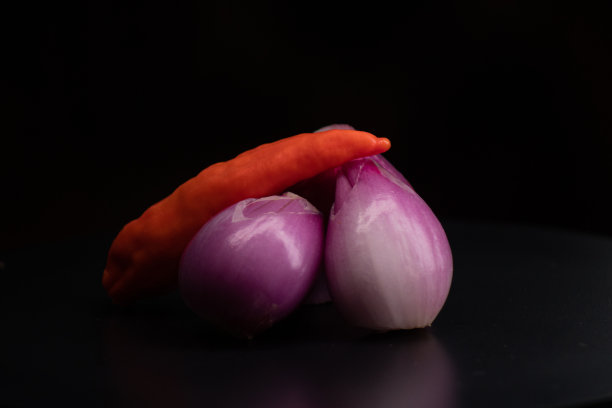 印尼红洋葱和辣椒。图片下载