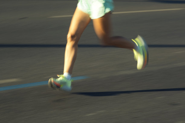 参加半程马拉松比赛的选手们是为了纪念伊兹密尔解放100周年而进行的特别比赛。图片下载