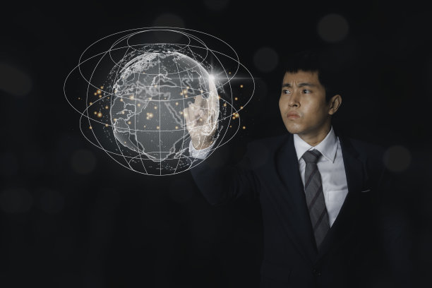 商人触摸全球网络虚拟全息图。全球通信网络的概念。图片下载