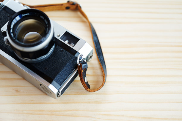 复古胶片相机放在木桌上图片下载
