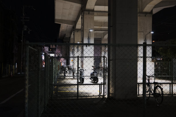 晚上的自行车停车场图片下载