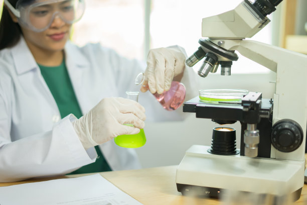 医学科学家在实验室用试管工作，研究人员执行液体，实验室概念与亚洲妇女化学图片下载