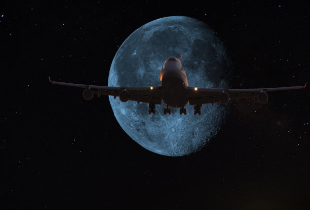 黄昏时的满月和飞机剪影图片下载