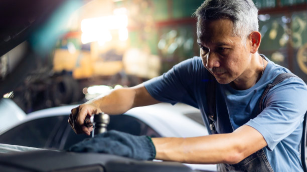 资深亚洲男性机械工程师，从事汽车服务。维修专员，技术维护。小企业主。图片下载