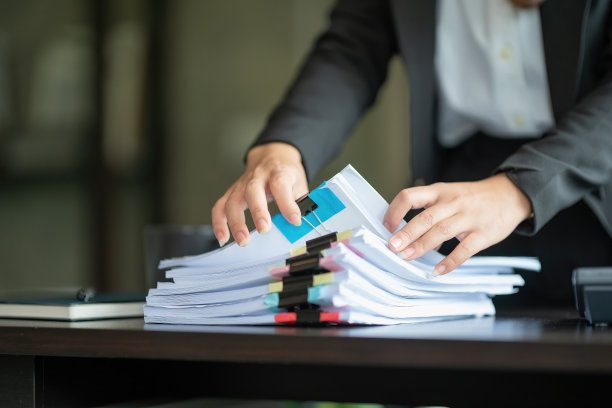 亚洲女商人在桌子上整理文件的特写镜头图片下载