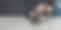 男子拿着手机，试图决定在网上买什么，概念强迫性购物或购物狂图片下载