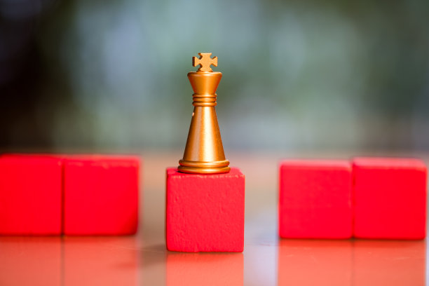 金王棋单独立在红木块上。图片下载