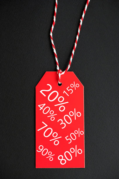 黑色背景上有不同折扣的销售标签。“黑色星期五”。图片下载