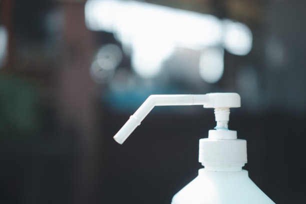选择性聚焦，按压一瓶洗手用酒精凝胶。图片下载