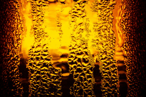 宏观啤酒瓶背景，啤酒背景，水滴背景图片下载