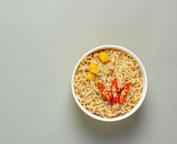 图片平铺的碗面是一种用辣味蔬菜和辣椒酱装饰的中餐，在孤立的背景风格上有文字的复制空间。图片下载