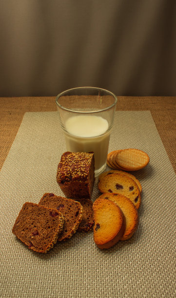 天然食品饼干、面包和牛奶图片下载