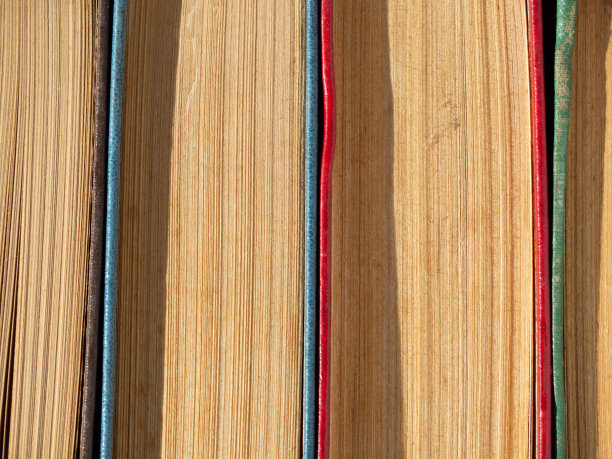 泛黄书页的老精装书的宏观纹理图片下载