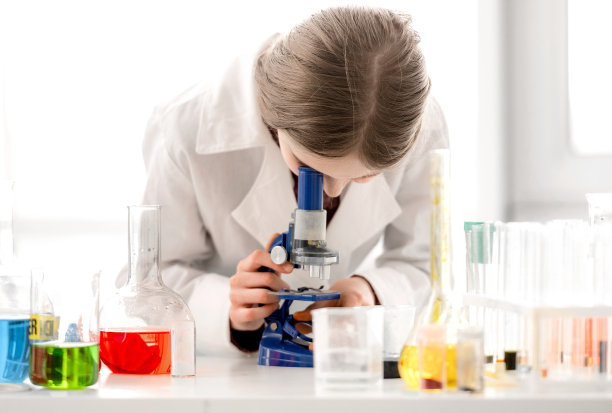 上化学课的女孩图片下载