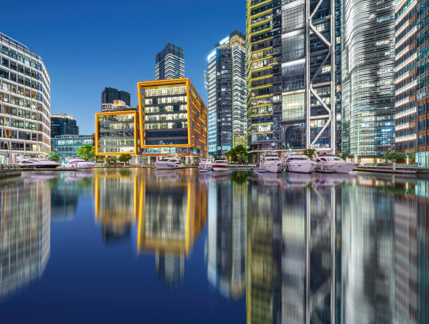 上海金融区建筑和黄浦江夜景，游艇停靠在码头图片下载