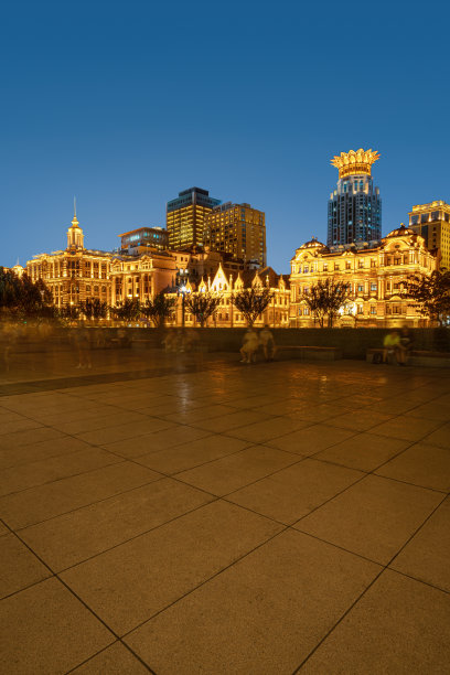 上海金融区和晚上空的楼层图片下载