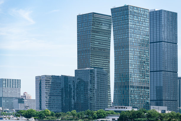 阳光明媚的日子里，上海金融区建筑和黄浦江，游艇停靠在码头图片下载