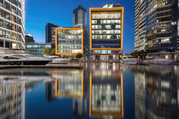 上海金融区建筑和黄浦江夜景，游艇停靠在码头图片下载