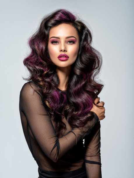 肖像美丽的年轻女子与明亮的栗色妆容。美丽的黑发，嘴唇上涂着明亮的樱桃色口红。长着黑色长发的漂亮女孩。深色头发，颜色鲜艳。图片下载