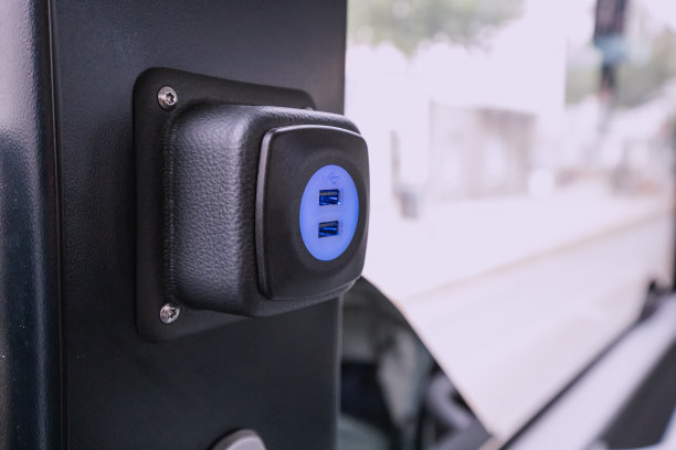 公共交通巴士内的Usb端口充电器图片下载