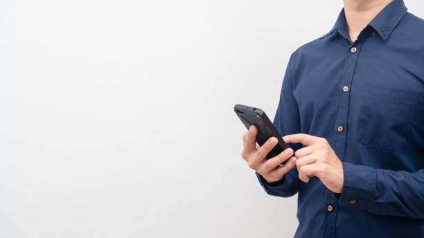 男人用手拿着手机购物，拍下了白色的太空背景图片下载