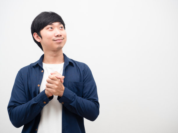 年轻人感觉幸福，双手合十，看着空间整体孤立，男人积极思考，看着复制空间图片下载