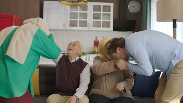 年轻夫妇在特殊的穆斯林节日探望父母。图片下载