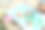女人在木桌旁的速写本上画着风俗，特写图片下载
