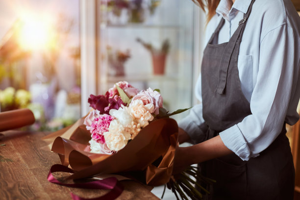 花店用纸包装新鲜的花束图片下载