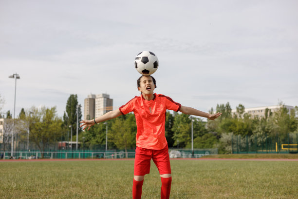 足球的女孩图片下载