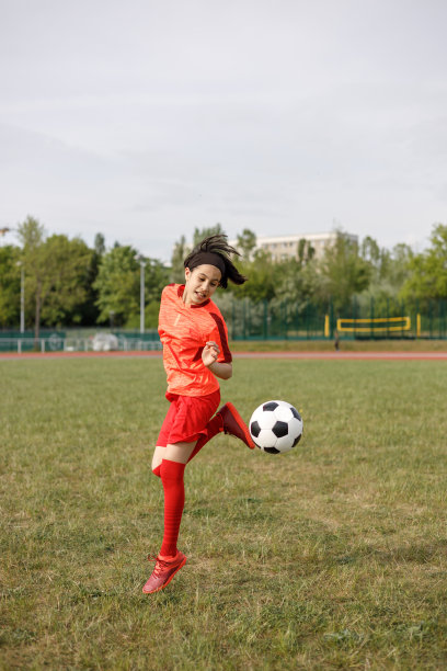 足球的女孩图片下载