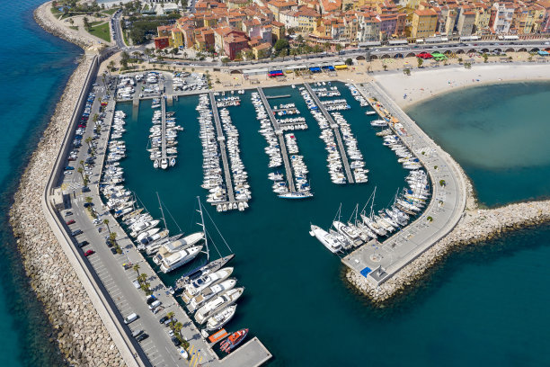 游艇和船在芒通的港口，鸟瞰图，蔚蓝海岸，法国里维埃拉图片下载