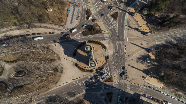 纽约布鲁克林大陆军广场的凯旋门，这是一个阳光明媚的冬日。鸟瞰。图片下载