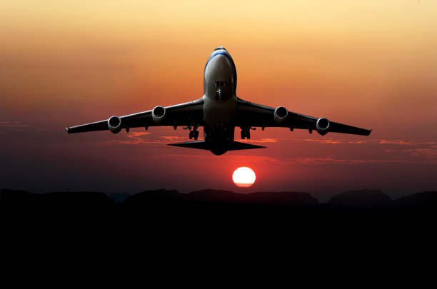 喷气飞机在日落时飞行图片下载