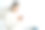 一名身穿白衬衫的女子正在玩智能手机图片下载