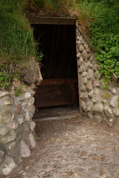 一个古老的地下房子的石头入口图片下载