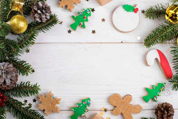 圣诞框架背景与圣诞姜饼饼干，冷杉枝和白色木制背景装饰图片下载