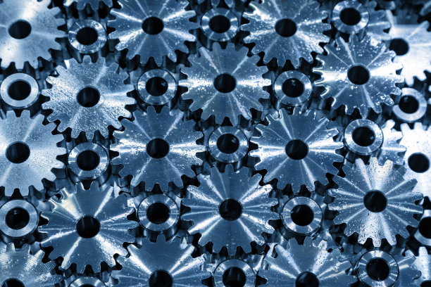 在数控机床上进行金工加工后，钢齿轮在硫氟甲醇进料中。工业背景。金属加工图片下载