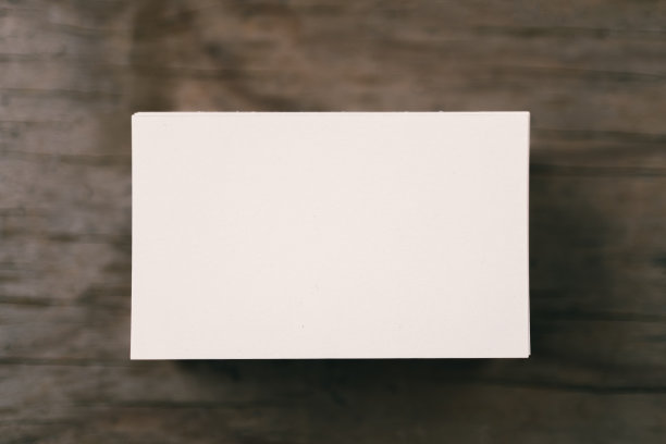 成堆的白色空白空间商业名片堆栈模板广告和营销的木制纹理背景，剪切路径插入您的横幅文字设计，为目前的公司品牌图片下载