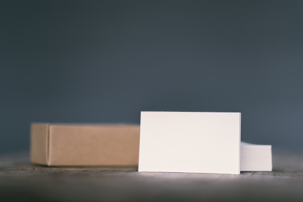 成堆的白色空白空间商业名片堆栈模板广告和营销的木制纹理背景，剪切路径插入您的横幅文字设计，为目前的公司品牌图片下载