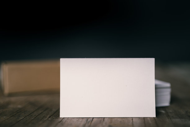 成堆的白色空白空间商业名片堆栈模板广告和营销的木制纹理背景，剪切路径插入您的横幅文字设计，为目前的公司品牌图片下载