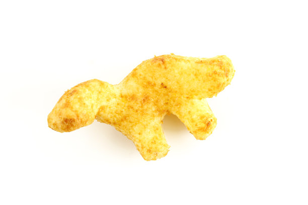 恐龙形状的花生煎饼在白色背景上孤立。孩子们的食物图片下载