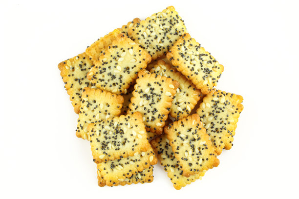 一组方形的小麦薄脆饼，上面覆盖着白色背景的种子图片下载