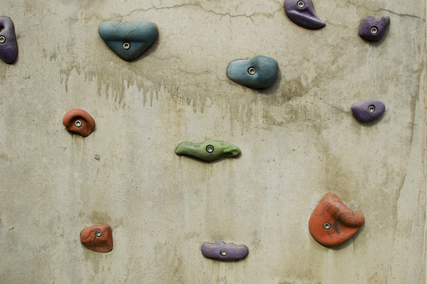 灰色的墙壁与攀爬点。图片下载