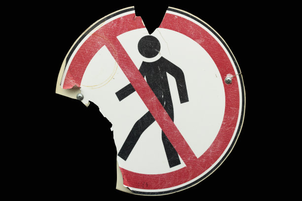 破旧的路标“禁止行人”被隔离在黑色上。图片下载
