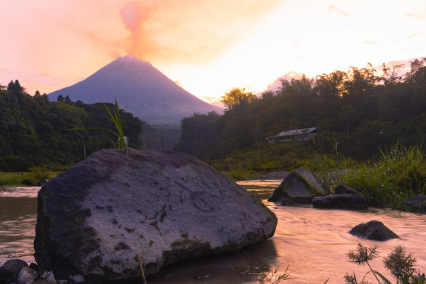 湖面长满了倒影，背景是山图片下载